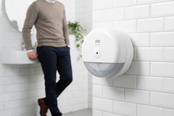 Pourquoi les systèmes de dévidage central s’imposent dans les sanitaires professionnels ?