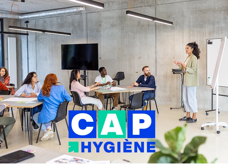 formatrice Cap Hygiène en cours de formation hygiène face à un groupe d'étudiant