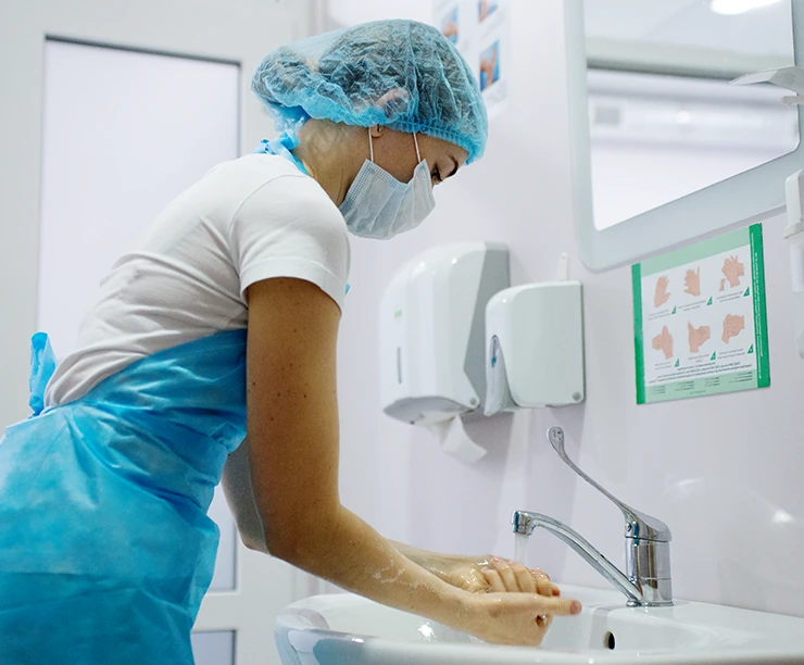 Agent d'entretien se lavant les mains