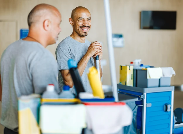 deux agents d'entretien discutent